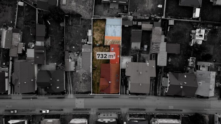 Letecký pohľad na pozemok o rozlohe 732 m² ohraničený čiarou, nachádzajúci sa v rezidenčnej oblasti.